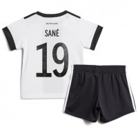 Camiseta Alemania Leroy Sane #19 Primera Equipación Replica Mundial 2022 para niños mangas cortas (+ Pantalones cortos)